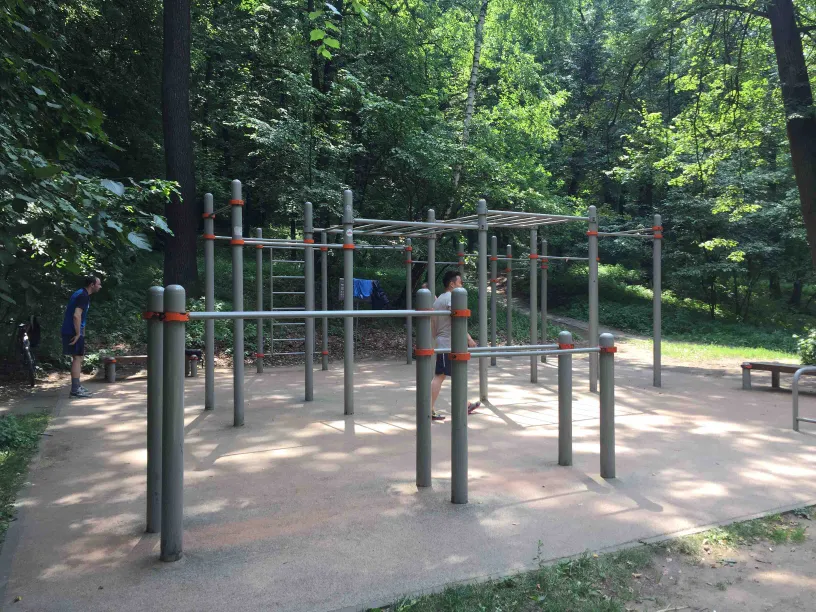 Barres parallèles à Calisthenics Park at Филёвская набережная, Москва – photo 1 sur 1