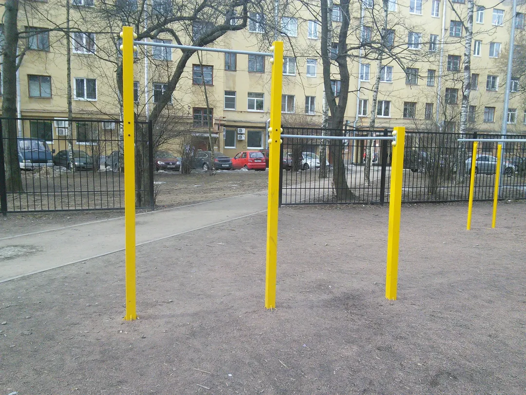 Sbarra per trazioni presso Calisthenics Park at Павловская улица, Санкт-Петербург – foto 2 di 8