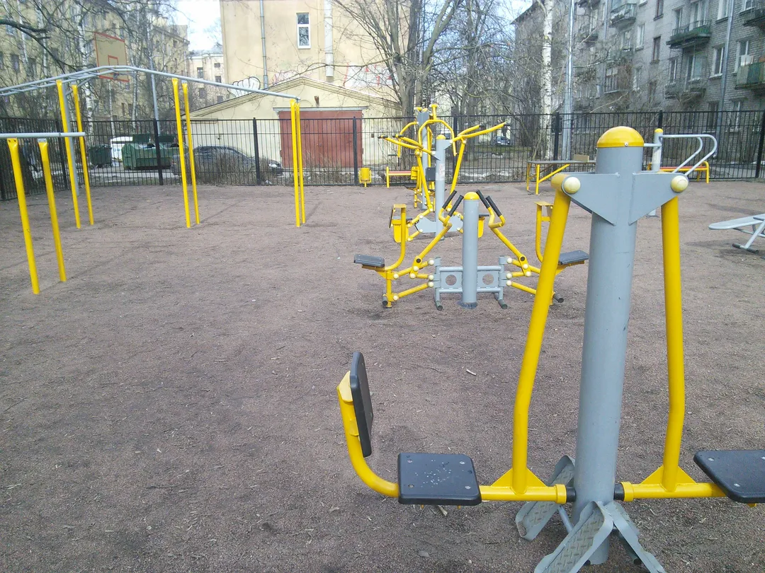 Air walker presso Calisthenics Park at Павловская улица, Санкт-Петербург – foto 4 di 8