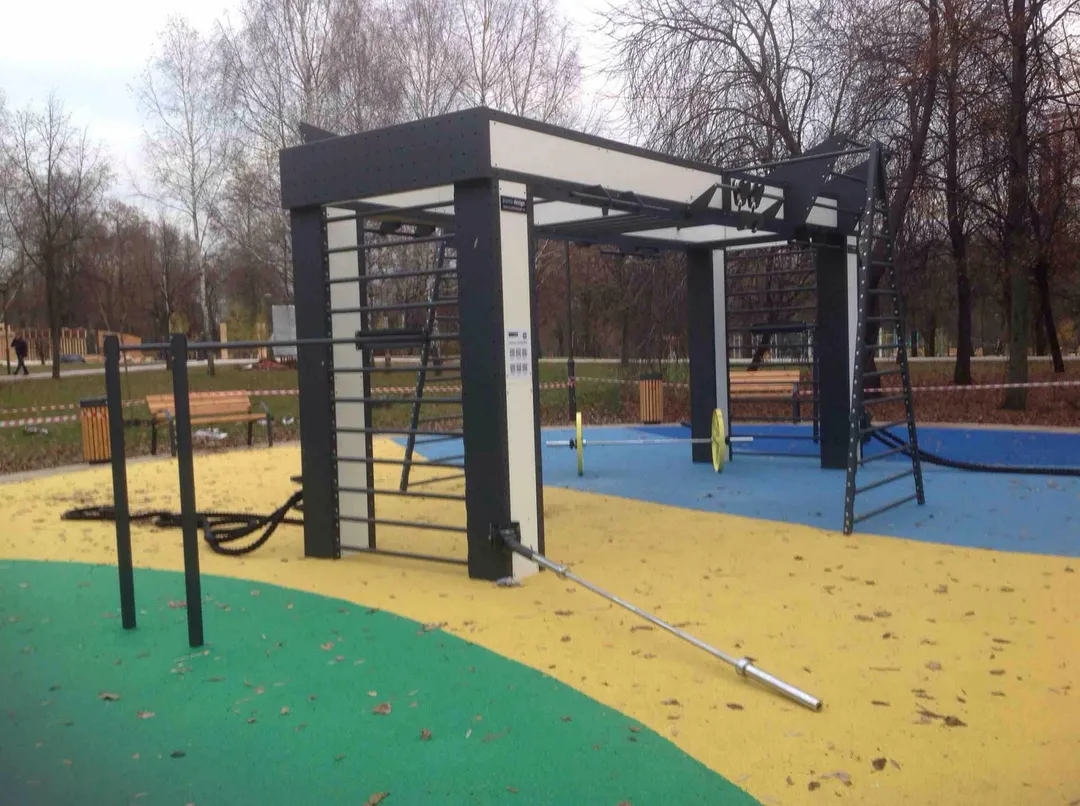 Spalliera presso Calisthenics Park at Сиреневая аллея, Москва – foto 2 di 4