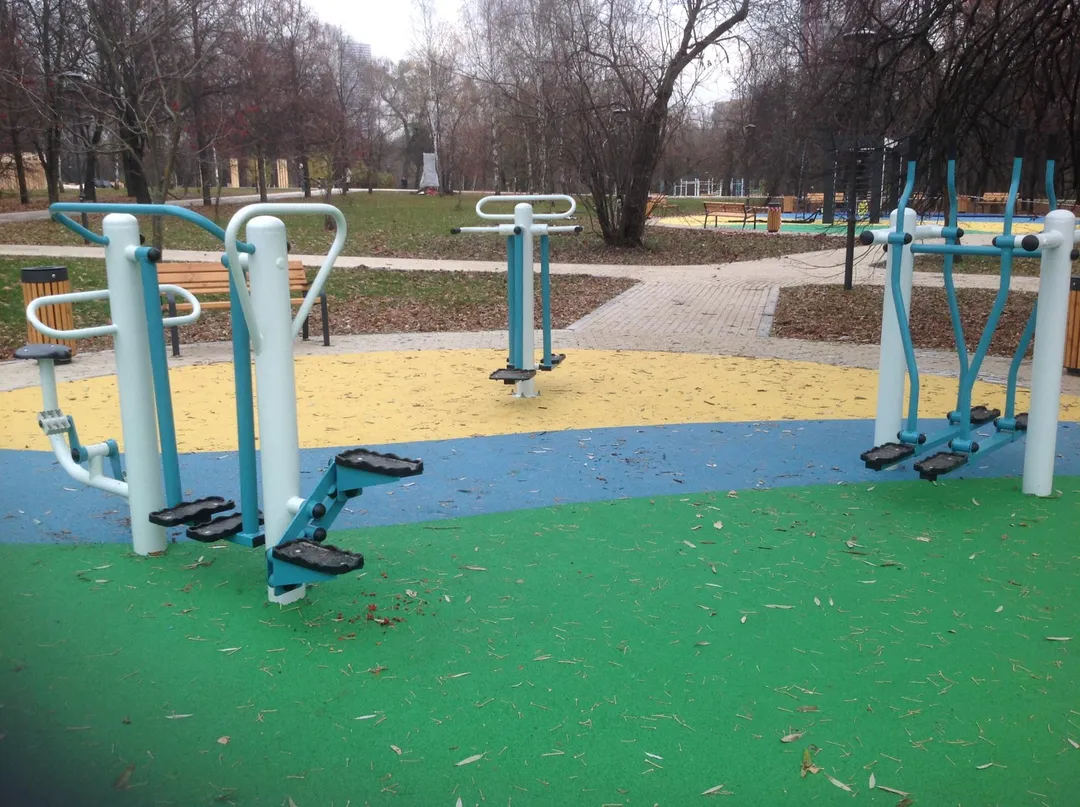 Sbarra per trazioni presso Calisthenics Park at Сиреневая аллея, Москва – foto 4 di 4