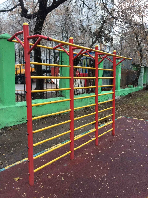 Bancă pentru abdomen la Calisthenics Park at 2-я Сокольническая улица, Москва – fotografia 2 din 6