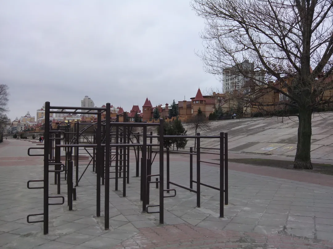 Bară de tracțiuni la Calisthenics Park at Оболонська набережна, Київ – fotografia 1 din 4