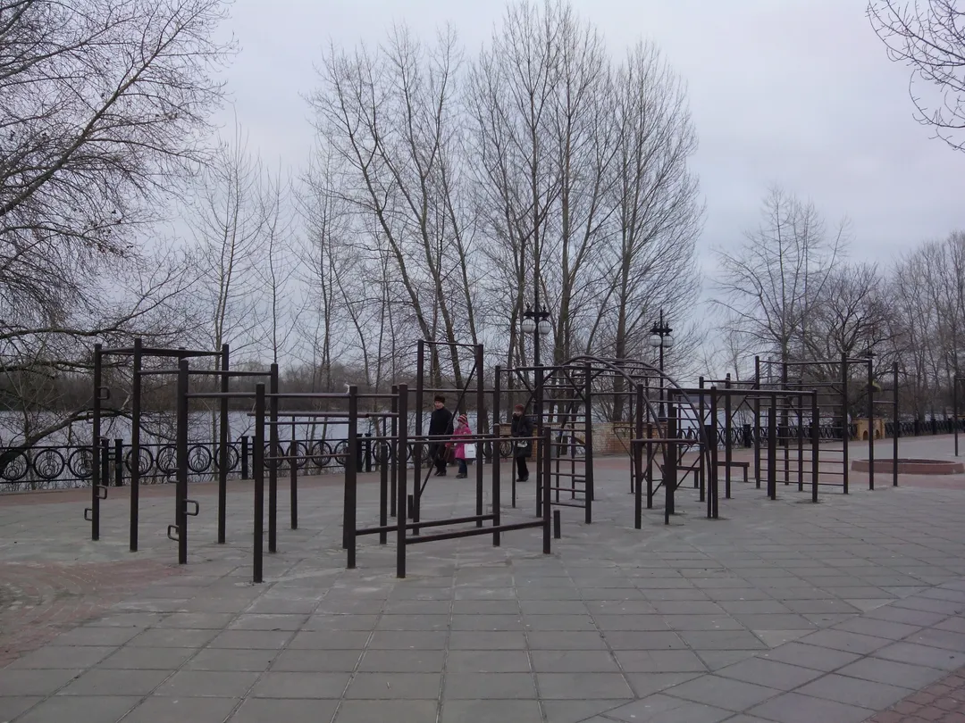Bare paralele la Calisthenics Park at Оболонська набережна, Київ – fotografia 2 din 4
