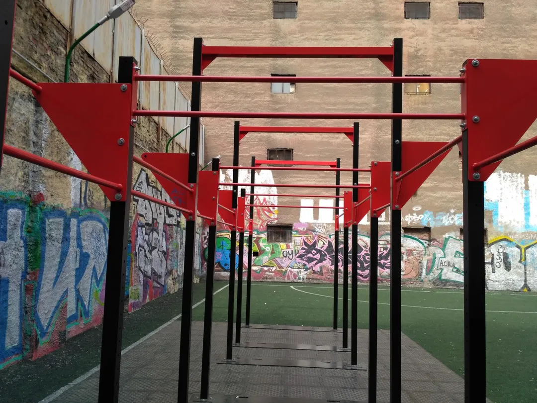 Bară de tracțiuni la Calisthenics Park at Гатчинская улица, Санкт-Петербург – fotografia 1 din 9