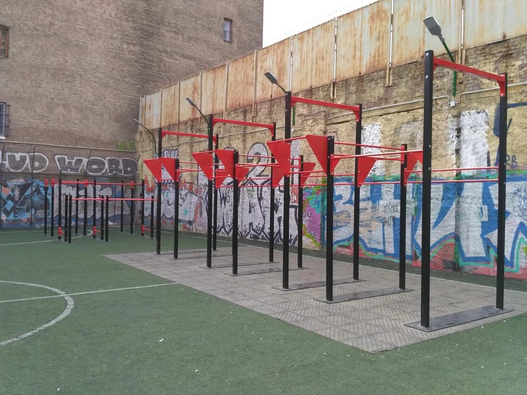 Bare paralele la Calisthenics Park at Гатчинская улица, Санкт-Петербург – fotografia 2 din 9