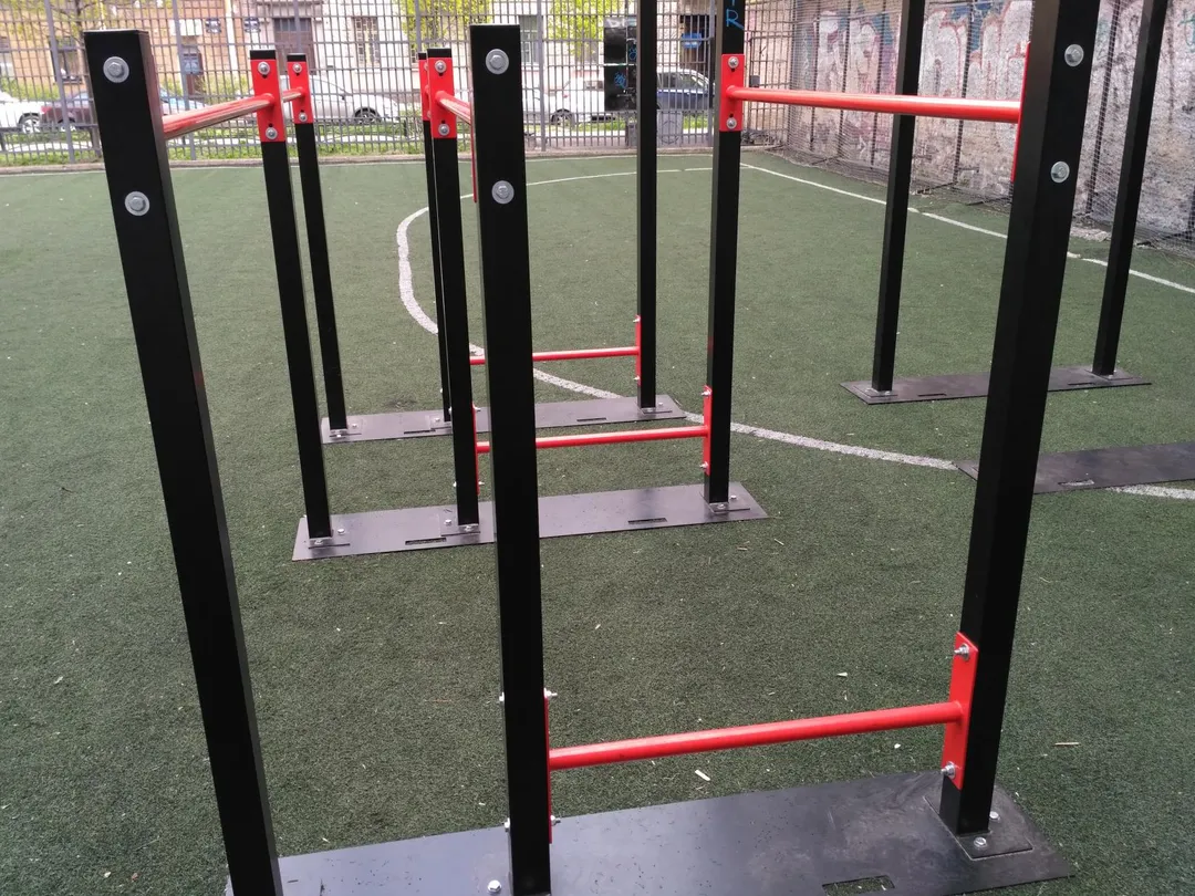 Bară de tracțiuni la Calisthenics Park at Гатчинская улица, Санкт-Петербург – fotografia 4 din 9