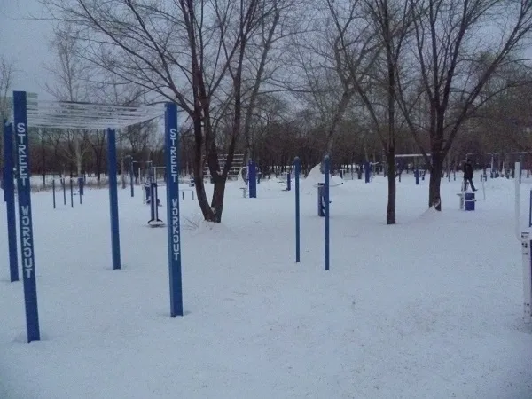 Skieur de fond à Calisthenics Park at улица Гумар Караш, Астана – photo 5 sur 8