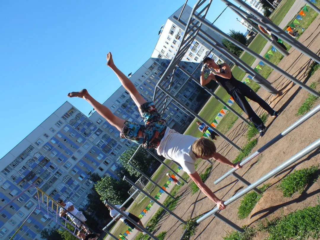Parallele presso Outdoor Gym in Новый город, Набережные Челны – foto 2 di 2