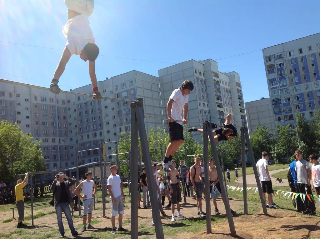 Sbarra per trazioni presso Outdoor Gym in Новый город, Набережные Челны – foto 1 di 2