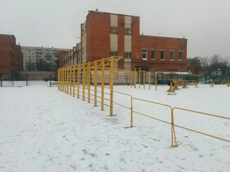 Bară de tracțiuni la Calisthenics Park at Авангардная улица, Санкт-Петербург – fotografia 1 din 3