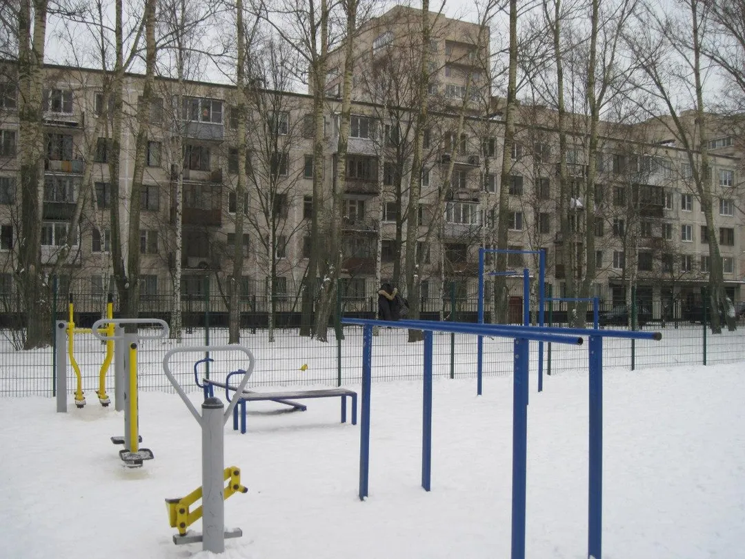 Sbarra per trazioni presso Calisthenics Park at улица Добровольцев, Санкт-Петербург – foto 1 di 2