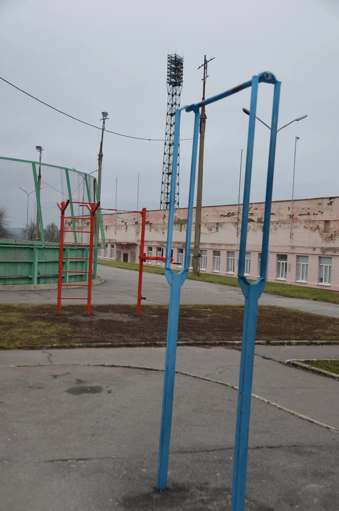 Sbarra per trazioni presso Calisthenics Park at Советская улица, городской округ Курчатов – foto 5 di 6