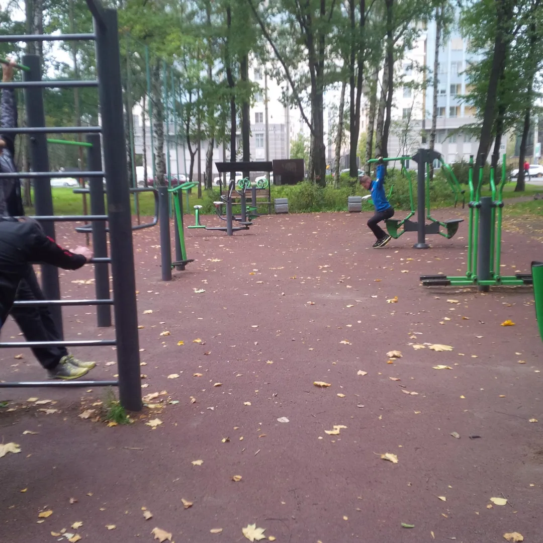 Sbarra per trazioni presso Calisthenics Park at Клубный переулок, Санкт-Петербург – foto 1 di 1