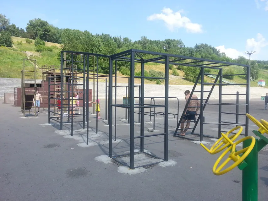 Bare paralele la Calisthenics Park at Верхняя терраса, Томск – fotografia 9 din 10
