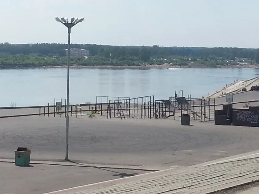 Bare paralele la Calisthenics Park at Верхняя терраса, Томск – fotografia 2 din 10