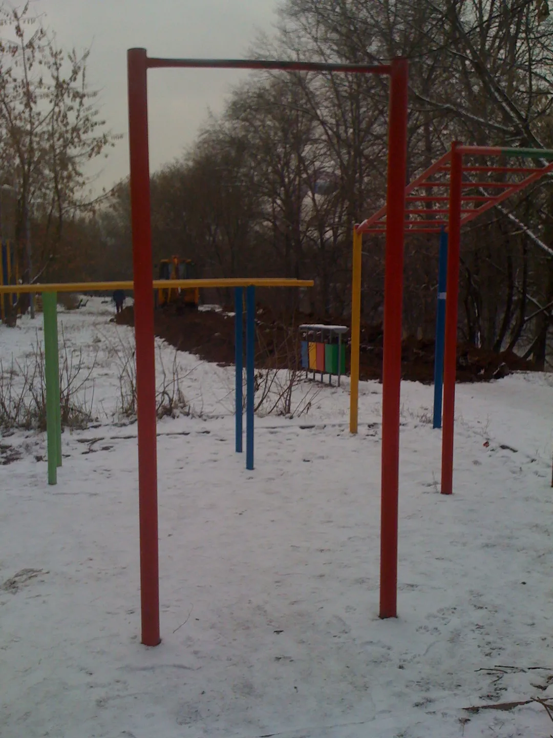Barres parallèles à Calisthenics Park at набережная Новикова-Прибоя, Москва – photo 2 sur 5