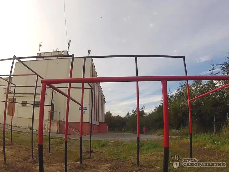 Barras de Mono en Calisthenics Park at Парковая улица, Магадан – foto 7 de 8
