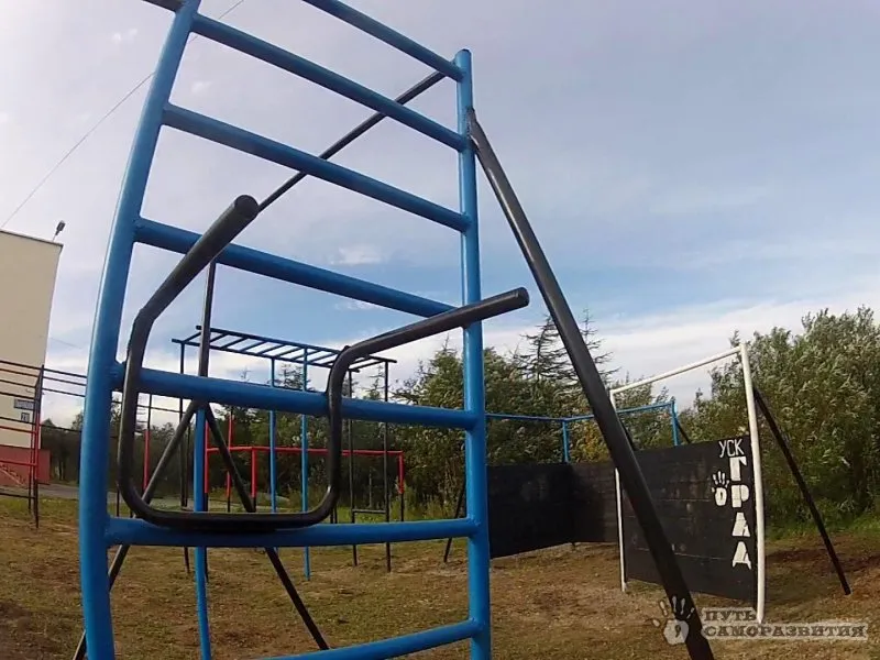 Barras de Mono en Calisthenics Park at Парковая улица, Магадан – foto 3 de 8