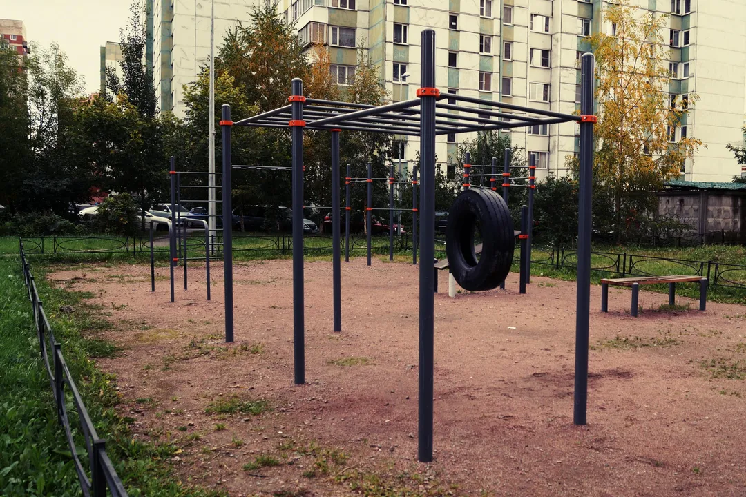 Sbarra per trazioni presso Calisthenics Park at проспект Маршала Жукова, Санкт-Петербург – foto 5 di 5