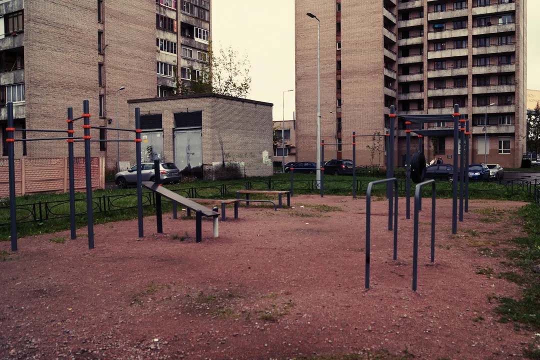 Panca per addominali presso Calisthenics Park at проспект Маршала Жукова, Санкт-Петербург – foto 3 di 5