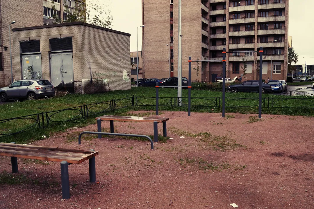 Sbarra per trazioni presso Calisthenics Park at проспект Маршала Жукова, Санкт-Петербург – foto 1 di 5