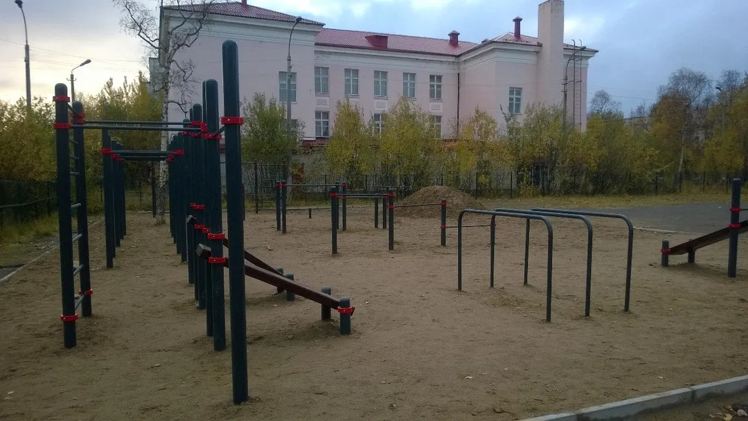 Abs Bench at Calisthenics Park at Строительный проезд, Мончегорск – photo 4 of 4