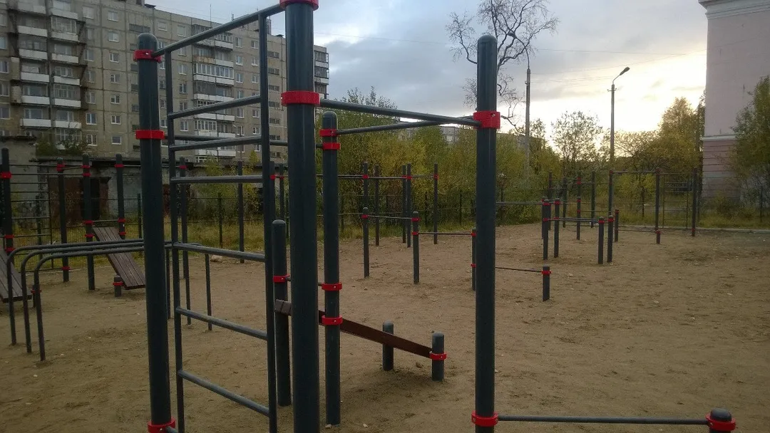 Parallel Gym Bars at Calisthenics Park at Строительный проезд, Мончегорск – photo 2 of 4