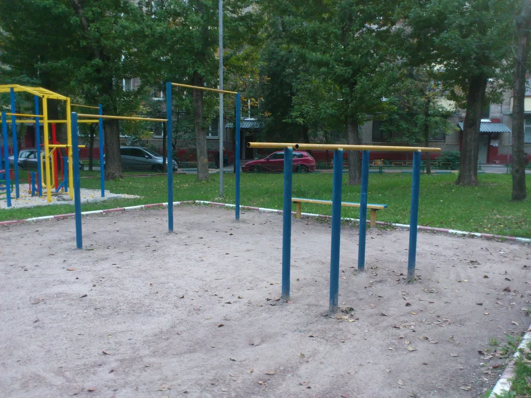 Bare paralele la Calisthenics Park at 3-я улица Соколиной Горы, Москва – fotografia 2 din 3