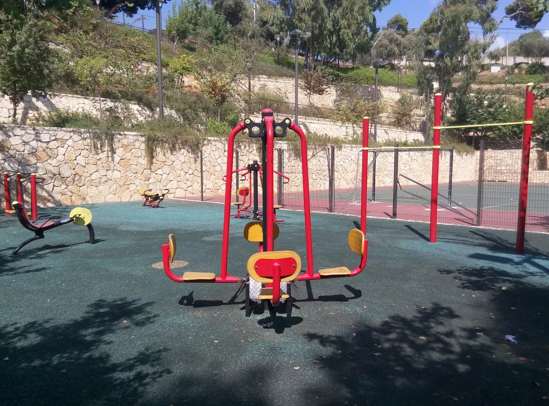 Брусья на площадке Calisthenics Park at שדרת הגיבורים, רמת גן – фото 2 из 2