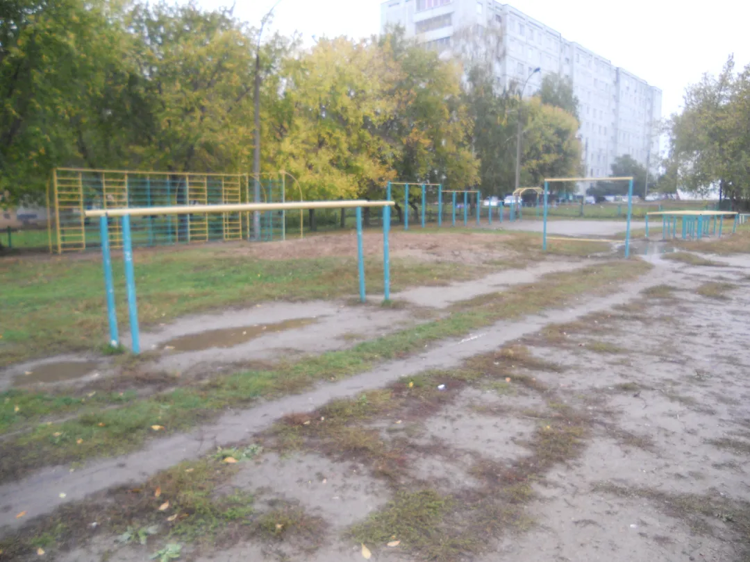 Barras Paralelas en Calisthenics Park at улица Маршала Жукова, Набережные Челны – foto 2 de 4