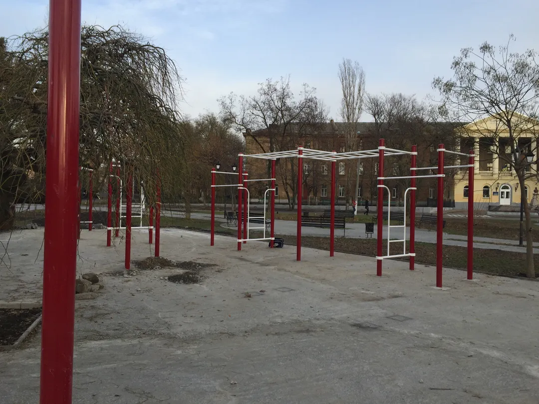 Maniglie per piegamenti presso Calisthenics Park at Адміральська вулиця, Миколаїв – foto 2 di 3