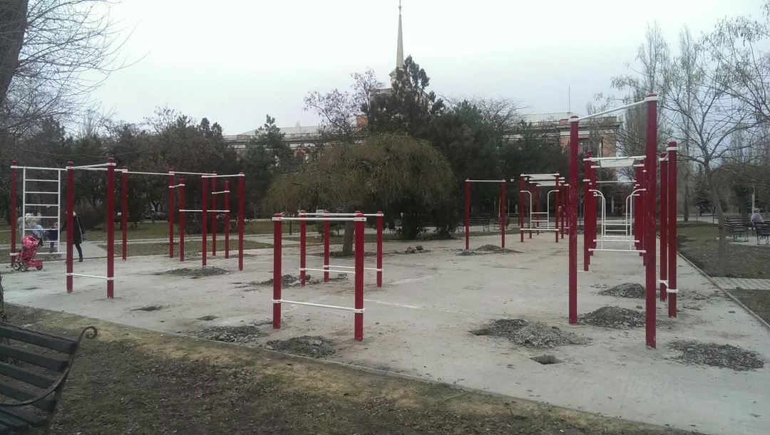 Parallele presso Calisthenics Park at Адміральська вулиця, Миколаїв – foto 3 di 3