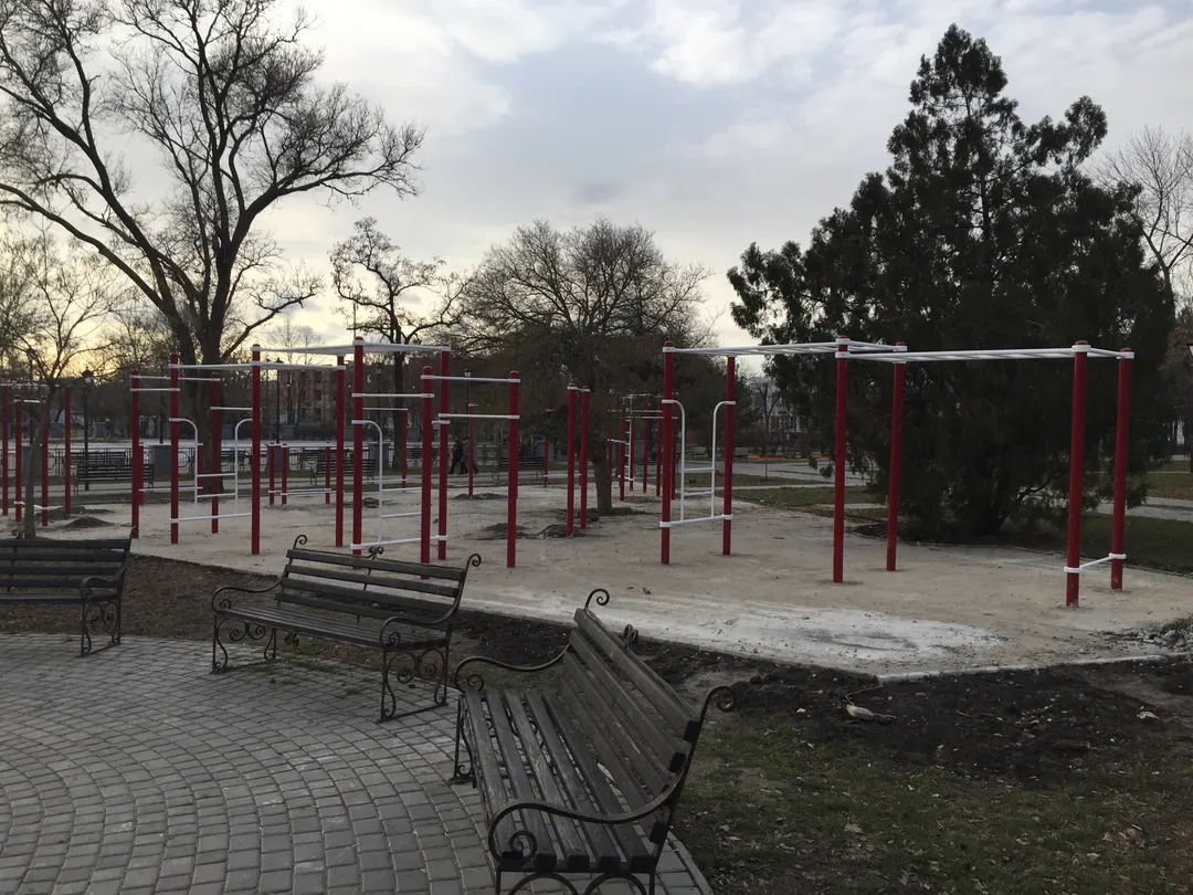Sbarra per trazioni presso Calisthenics Park at Адміральська вулиця, Миколаїв – foto 1 di 3