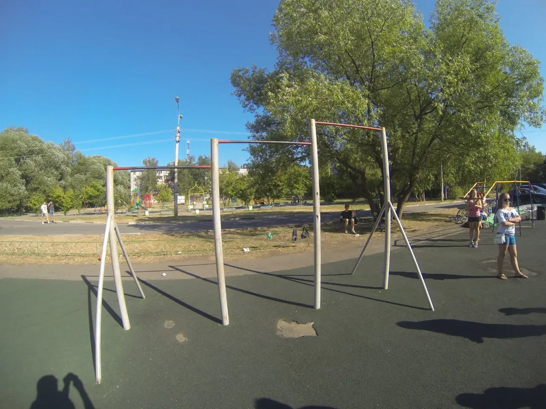 Parallele basse presso Outdoor Gym in микрорайон имени Константина Аверьянова, Дмитров – foto 5 di 7