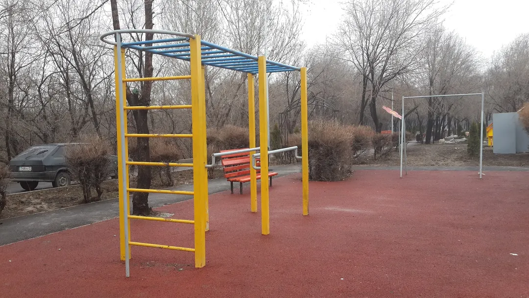 Barre de traction à Calisthenics Park at Рысқұлов даңғылы, Алматы – photo 1 sur 3