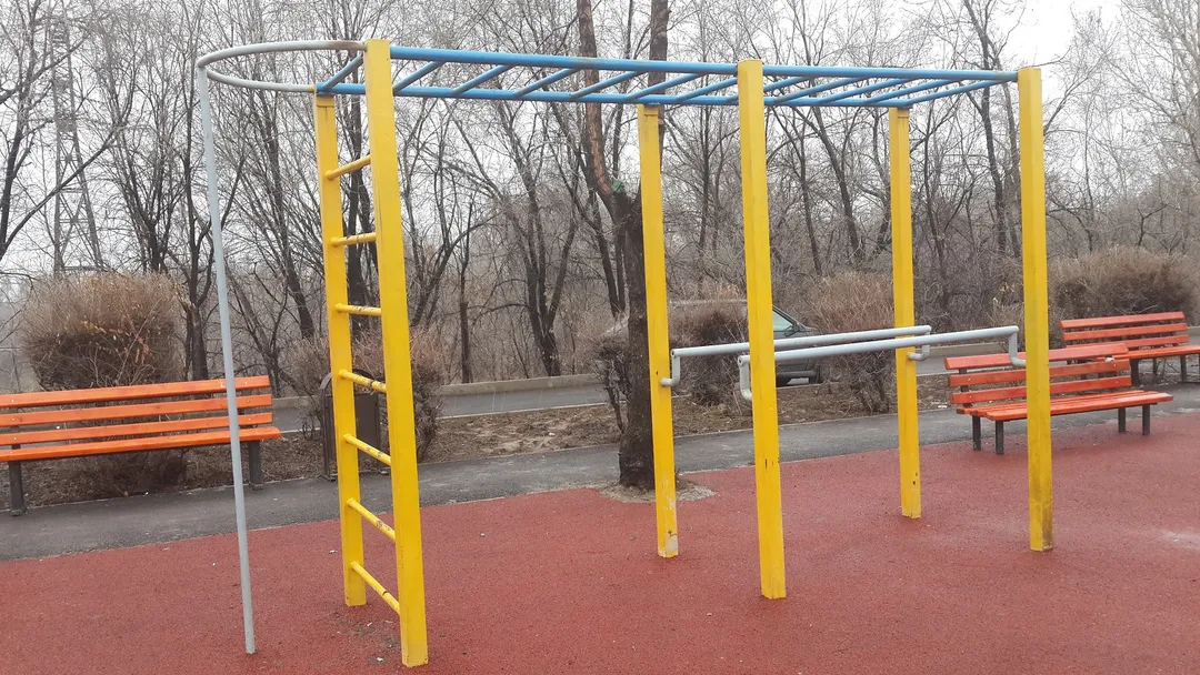 Barres parallèles à Calisthenics Park at Рысқұлов даңғылы, Алматы – photo 2 sur 3