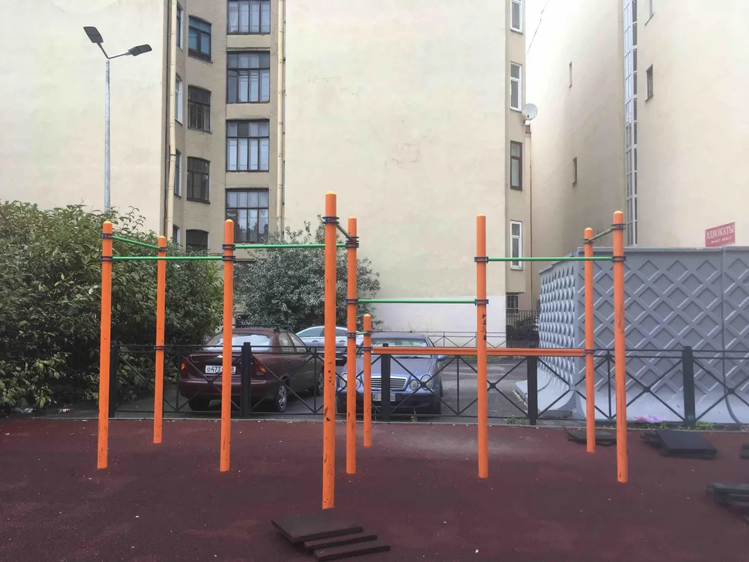 Bară de tracțiuni la Calisthenics Park at Кронверкская улица, Санкт-Петербург – fotografia 1 din 5