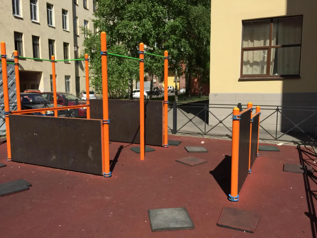 Bară de tracțiuni la Calisthenics Park at Кронверкская улица, Санкт-Петербург – fotografia 5 din 5