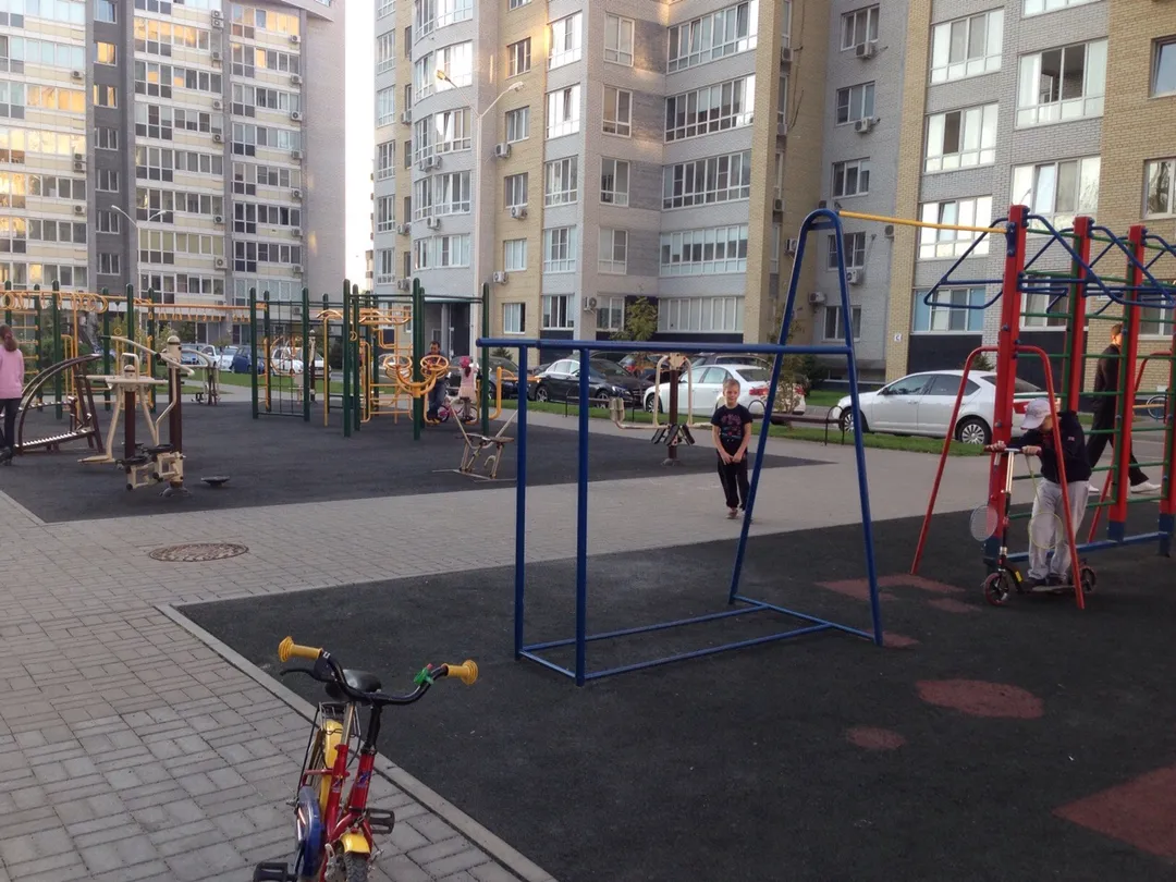 Barres parallèles à Calisthenics Park at улица Полковника Владимира Иванова, Ростов-на-Дону – photo 2 sur 2