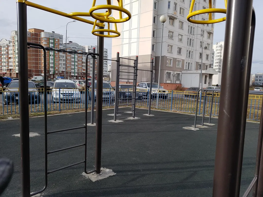 Лавка для преса на майданчику Calisthenics Park at Изюмская улица, Москва – фото 5 з 6