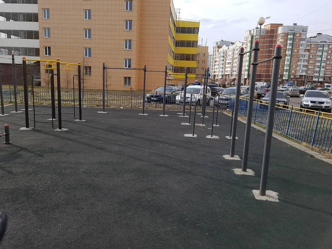 Рукохід на майданчику Calisthenics Park at Изюмская улица, Москва – фото 3 з 6