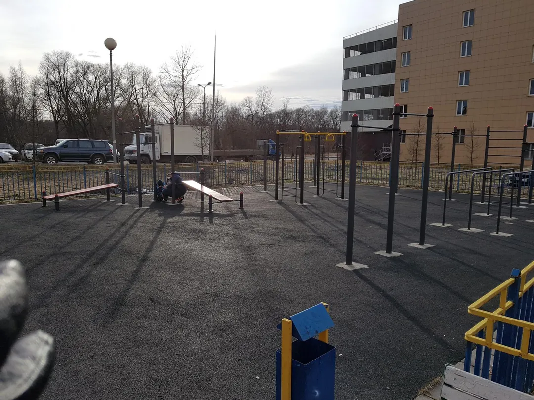 Бруси на майданчику Calisthenics Park at Изюмская улица, Москва – фото 2 з 6