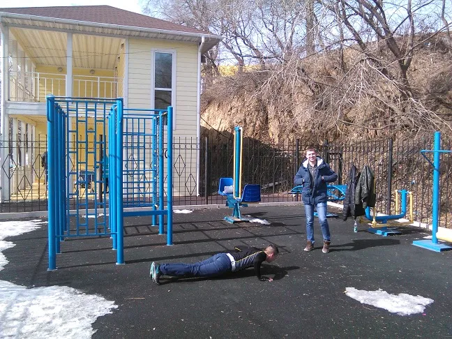Sbarra per trazioni presso Calisthenics Park at проспект 100-летия Владивостока, Владивосток – foto 1 di 1