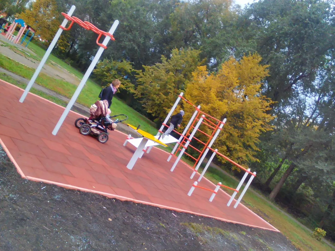 Bare paralele la Calisthenics Park at Советский проспект, Кемерово – fotografia 2 din 3