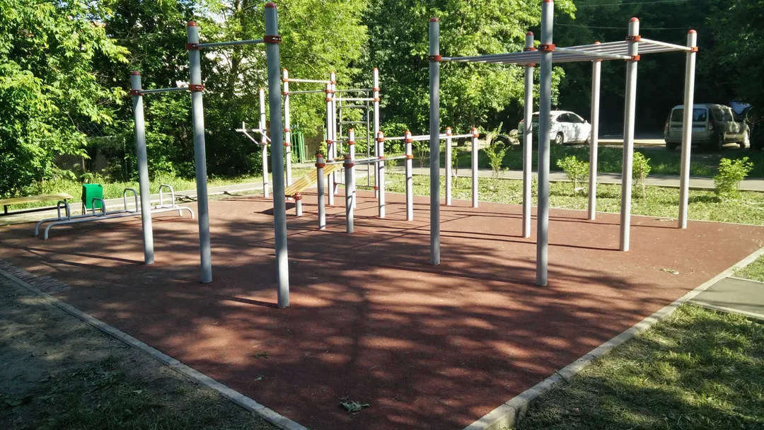 Sbarra per trazioni presso Calisthenics Park at Колхозная улица, Пушкино – foto 1 di 3