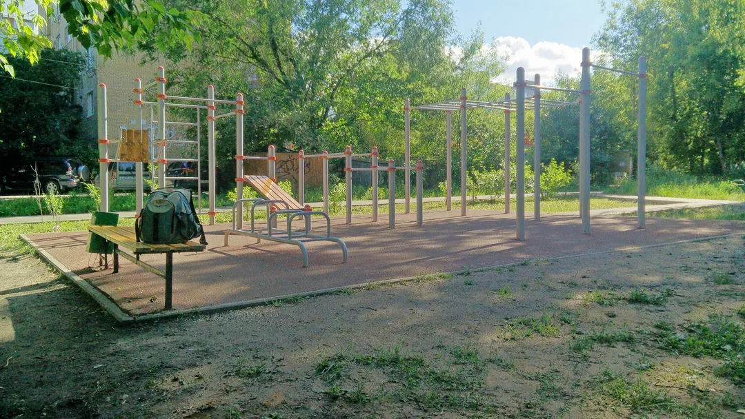 Parallele presso Calisthenics Park at Колхозная улица, Пушкино – foto 2 di 3