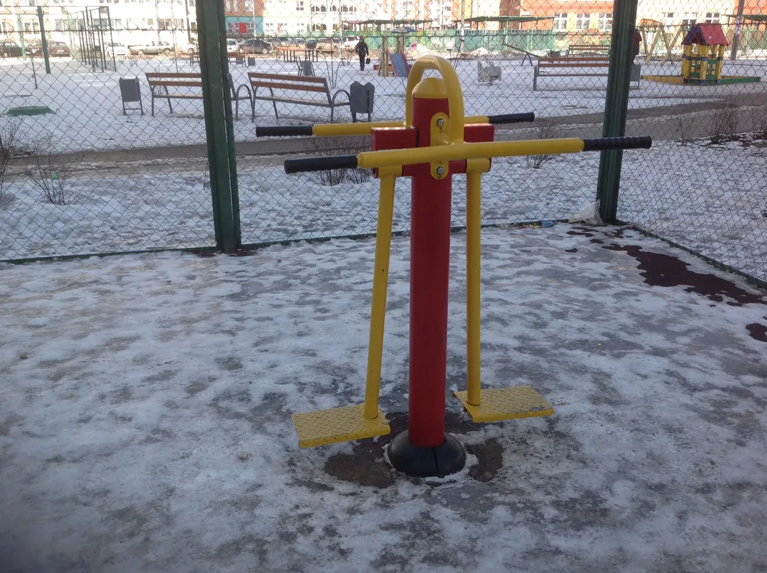 Barren bei Calisthenics Park at улица Катюшки, Лобня – Foto 2 von 2