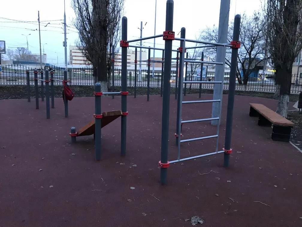 Bară de tracțiuni la Calisthenics Park at Южнопортовая улица, Москва – fotografia 1 din 3