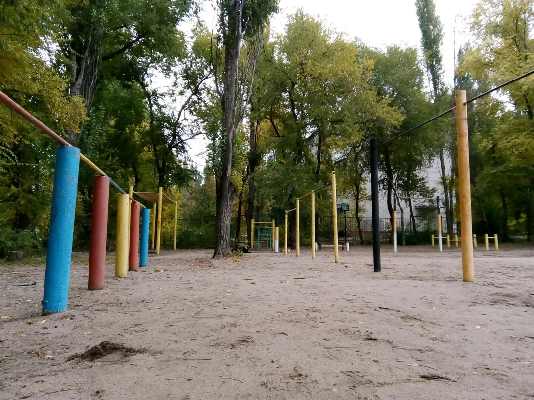 Panca per addominali presso Calisthenics Park at Южно-Моравская улица, Воронеж – foto 5 di 6